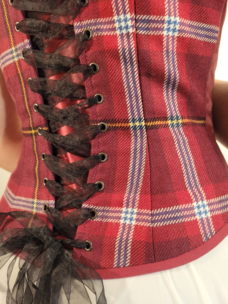 Corset en tartan bordeaux. Robe de mariée celtique - Robe de mariée celtique en Essonne et en France - Robe de mariée Ecossaise en tartan. Artisanat Français, O fil du temps.