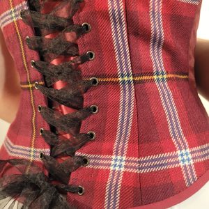 Corset en tartan bordeaux. Robe de mariée celtique - Robe de mariée celtique en Essonne et en France - Robe de mariée Ecossaise en tartan. Artisanat Français, O fil du temps.