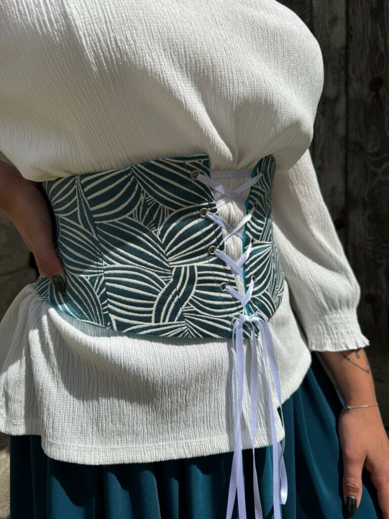 Serre taille corset Turquoise. Tenue médiévale. Robe de mariée celtique - Robe de mariée celtique en Essonne et en France - Robe de mariée médiévale. Artisanat Français, O fil du temps.