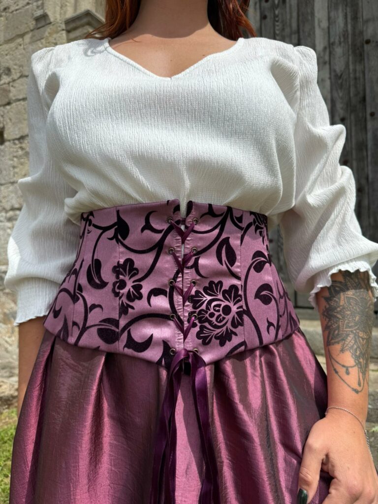 Corset serre-taille médiéval Fleur de Velours - brocart satin mauve et velours noir fait main. Tenue médiévale. Robe de mariée celtique - Robe de mariée celtique en Essonne et en France - Robe de mariée médiévale. Artisanat Français, O fil du temps.