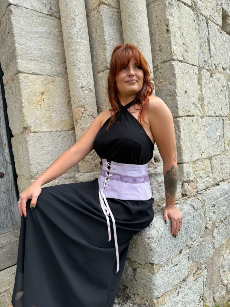 Corset serre-taille médiéval Perle de Lilas - coton lavande galon perlé brodé fait main