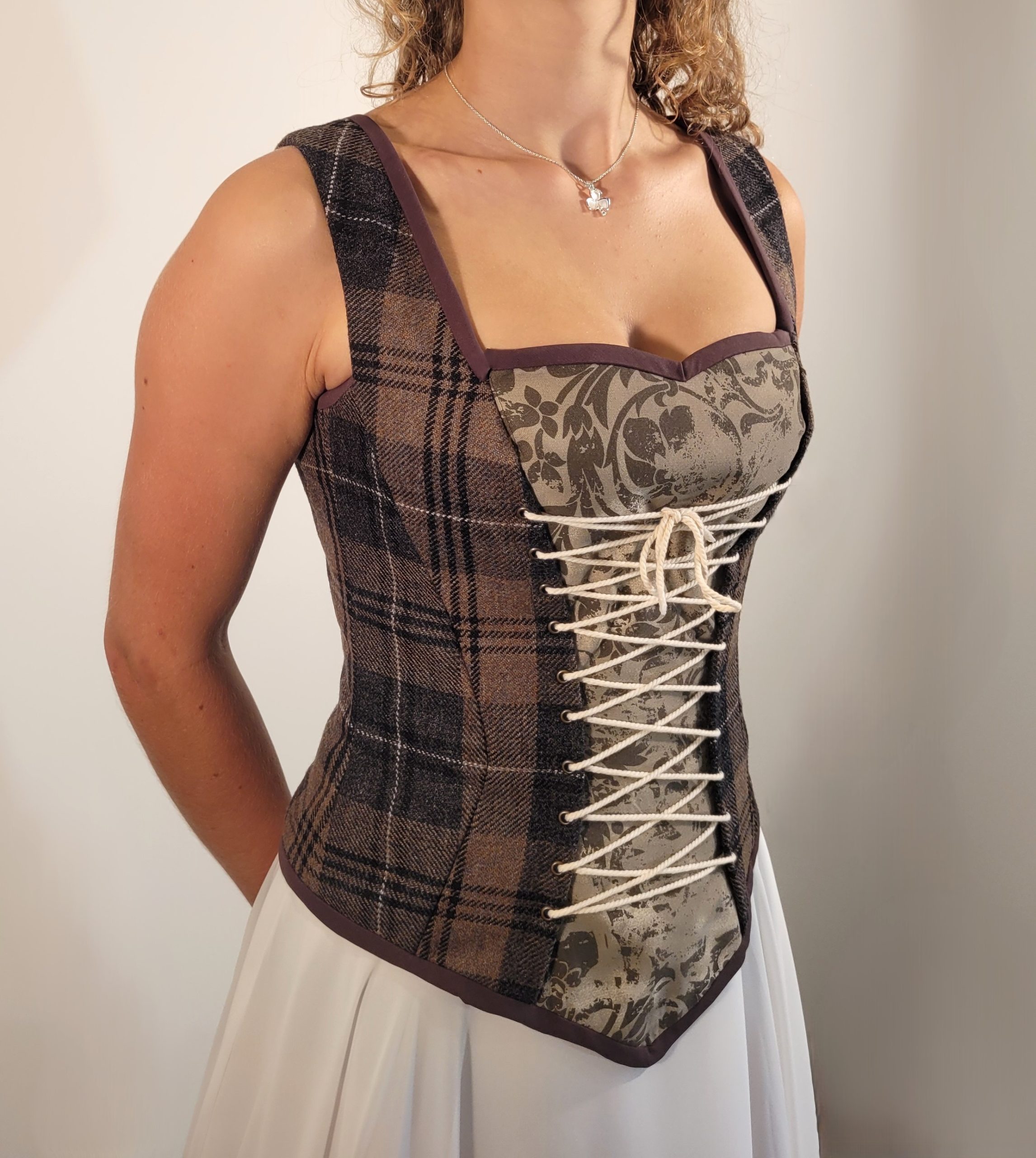 Corset en tartan Outlander. Robe de mariée celtique - Robe de mariée celtique en Essonne et en France - Robe de mariée Ecossaise en tartan. Artisanat Français, O fil du temps.